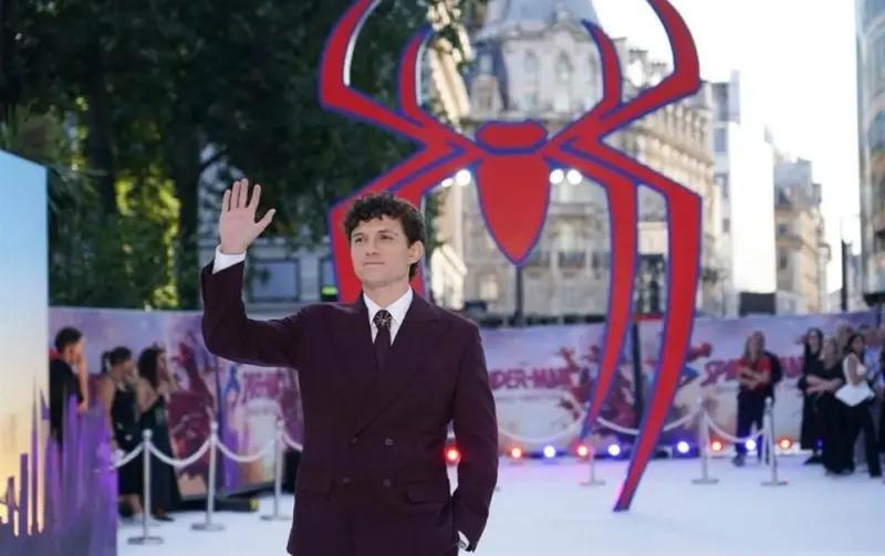 Podría Tom Holland ganar más de 100 millones por Spider-Man