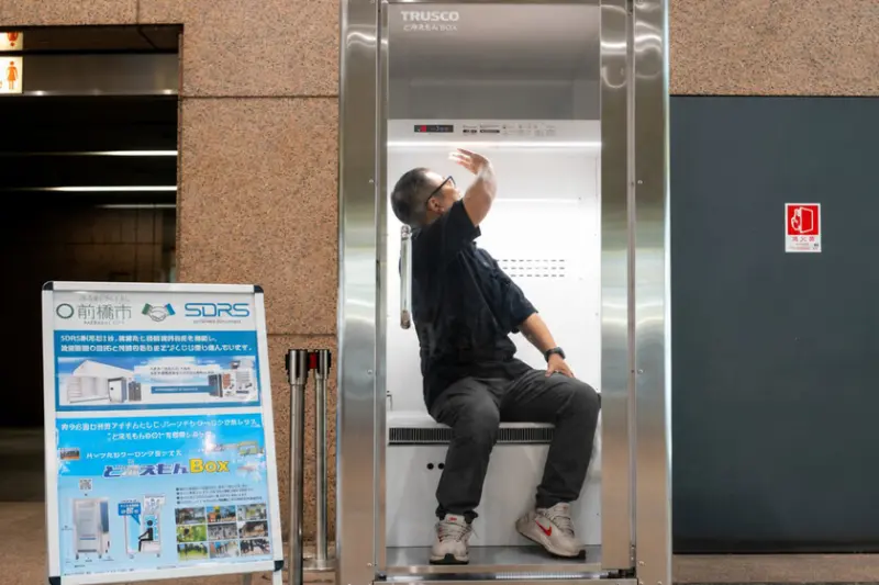 Los golpes de calor en Japón llegaron a tal punto que ahora existen “refrigeradores” para personas