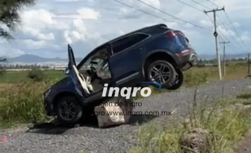 Camioneta queda sobre una piedra en el Surponiente