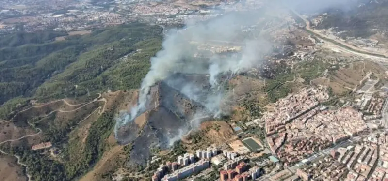Incendio en Collserola: el humo obliga a confinar dos barrios de Barcelona y desalojar viviendas