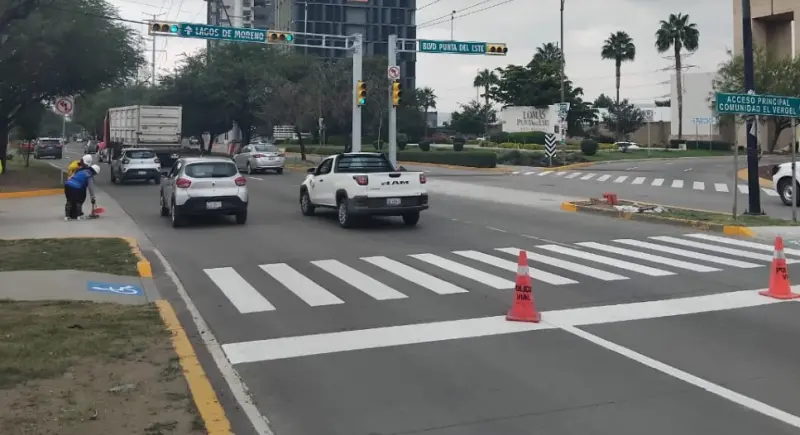 Abren nueva intersección semaforizada en Juan Alonso de Torres, en León