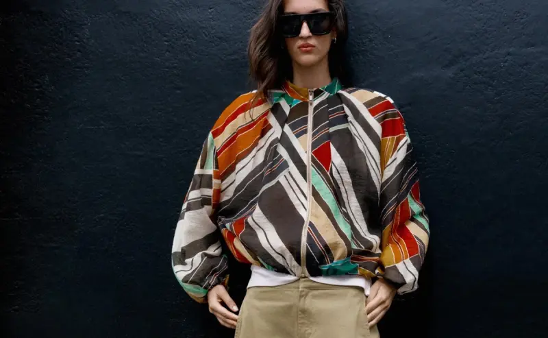 Ni abrigo ni cazadora: esta bomber estampada de Zara es la prenda que necesitas para entretiempo