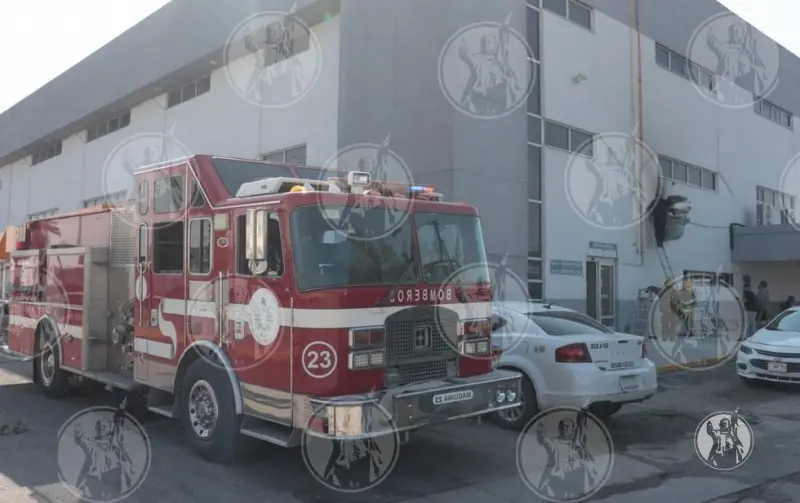 Incendio en restaurante dentro de Central Camionera moviliza a Bomberos