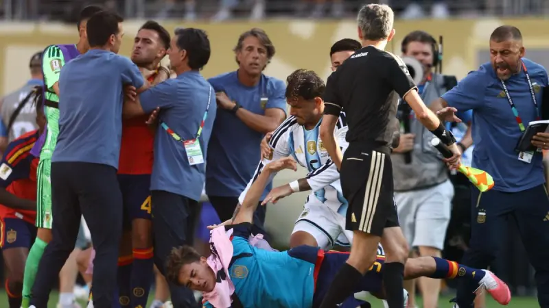 La FIFA castiga a Argentina por pancarta sobre Malvinas y Paredes por incidente en final del Mundial