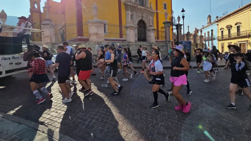 Realizan ‘VaqueRun’ en Guanajuato Capital; recorren cuatro kilómetros con sombrero