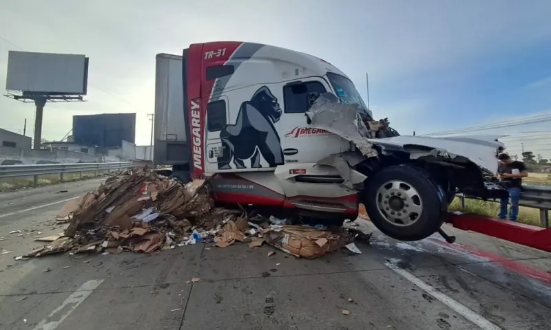 Choque entre tractocamiones provoca cierre parcial en la 57