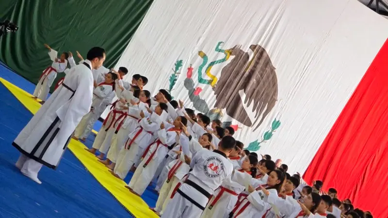 Generación 153 de cintas negras concluye examen nacional de Taekwondo Tradicional en Querétaro