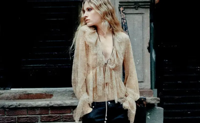 Encaje y volantes: la blusa de Mango que hace que cualquier look parezca más romantico