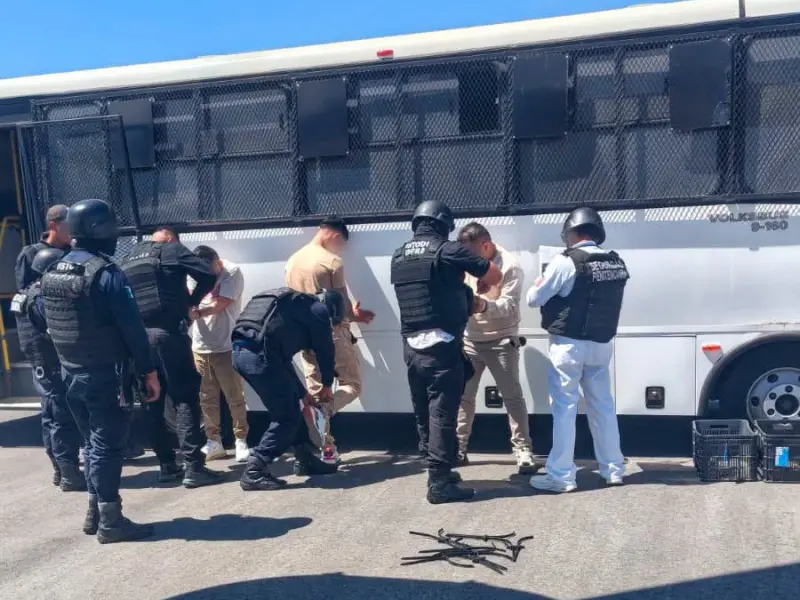 Ocho reos de alta peligrosidad son trasladados de Morelos a penal federal de Coahuila