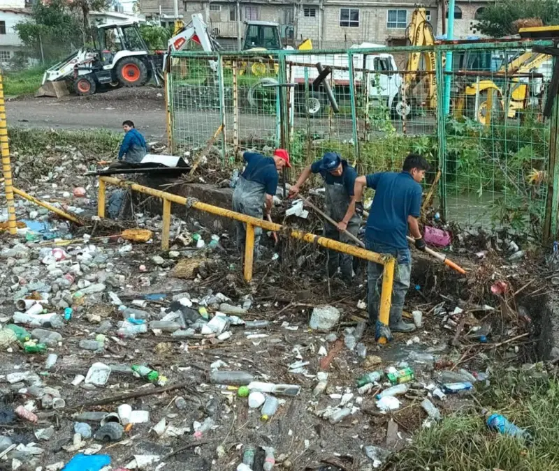 Retiran más de 40 toneladas de lodo y basura de presa en Atizapán