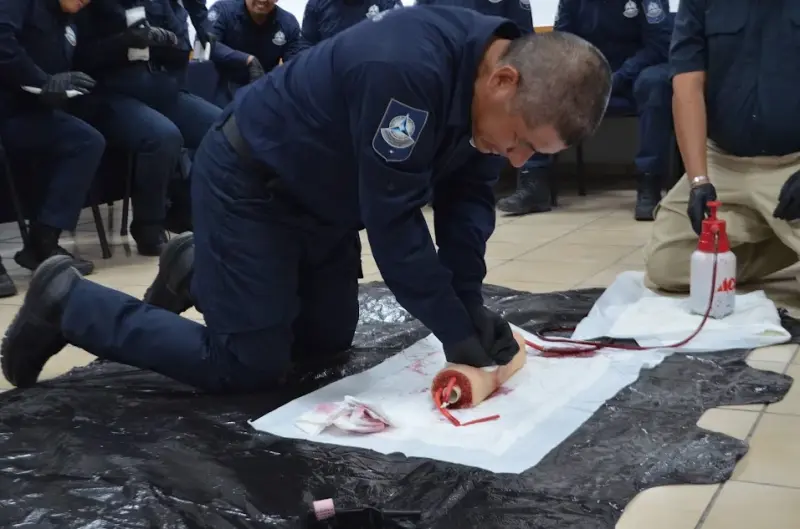 Capacitan a custodios penitenciarios de Querétaro en medicina táctica