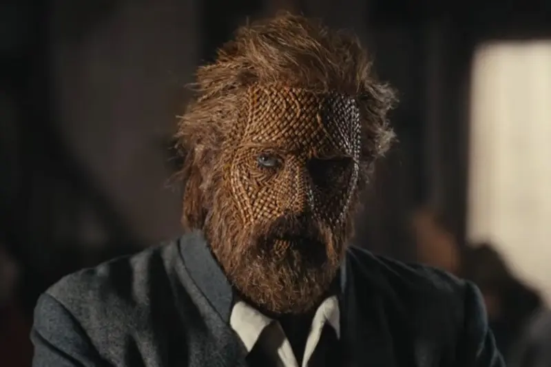 Es la película más loca del año sin discusión posible: Alexander Skarsgard se transforma por completo en el sensacional tráiler de 'Wicker'