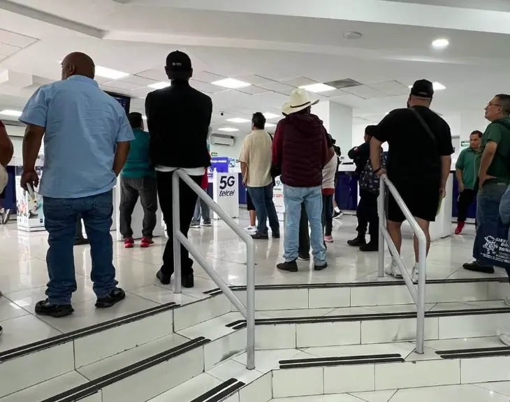 Usuarios esperan horas para reactivar líneas celulares suspendidas