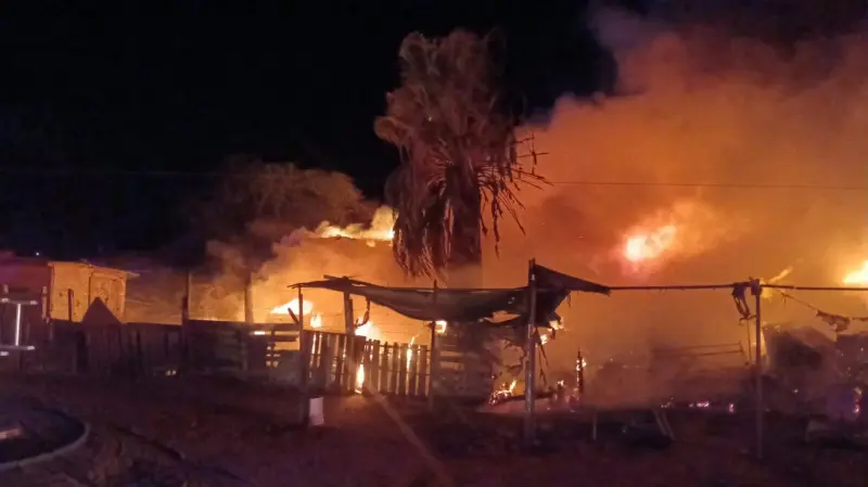 Incendio consume cuatro viviendas durante la madrugada en SLRC