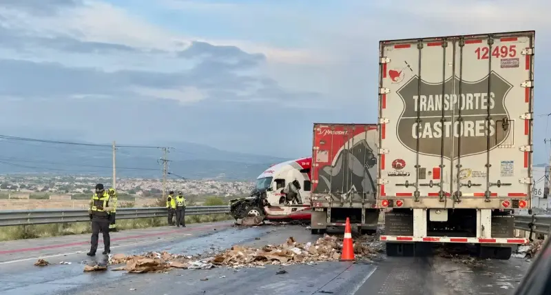 Tráiler tira su carga por accidente en la carretera Méx-Qro; provoca el cierre de varios carriles a la altura de la Fiscalía