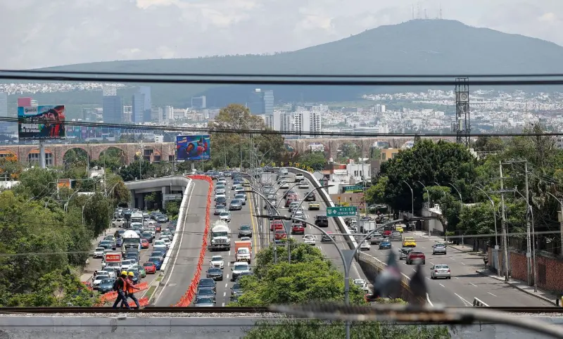 Felifer Macías supervisa operativo vial por obras del Tren México-Querétaro en Bernardo Quintana