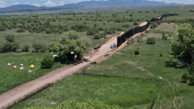 Tras 32 días de campamento, activistas logran frenar la construcción de un tramo del muro fronterizo entre Sonora y Arizona para proteger el último álamo de La Noria