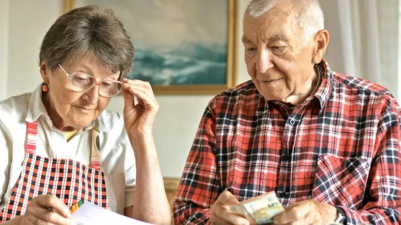 Vivir más, pero con menos ingresos: las políticas internacionales contra la pobreza en la vejez