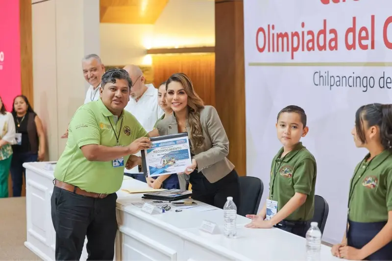 Premia Evelyn Salgado a 57 niños ganadores de olimpiada del conocimiento