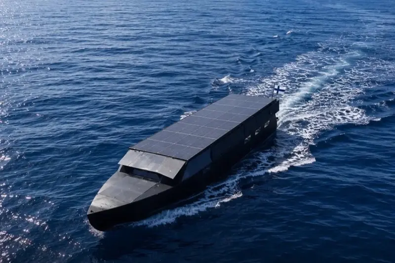 Quería demostrar que un barco podía vivir del Sol. Construyó un yate de 11 metros y navegó casi 5 mil kilometros para probarlo