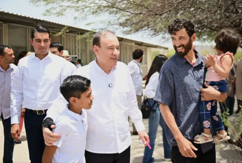 Gobernador Durazo respalda economía familiar con uniformes gratuitos para más de 109 mil estudiantes de educación básica en Hermosillo