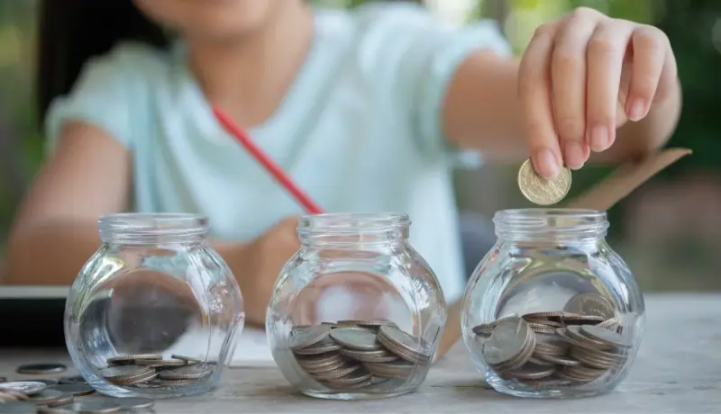 El método suizo para enseñarle a los niños a manejar sus finanzas personales de manera responsable propone usar el “domingo” fijo desde los 6 años para aprender a diferenciar necesidades y tomar buenas decisiones de ahorro