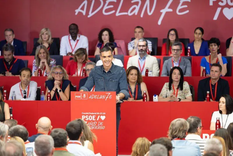 El PSOE cerca la revuelta de la FEMP y carga contra Aznar por “avivar el conflicto” en Ceuta