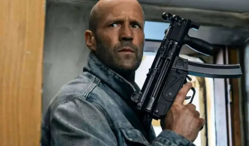 Jason Statham se convierte en una máquina de matar sin piedad en El motín