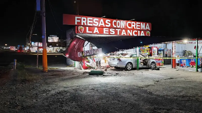 Auto fuera de control se estrella contra puesto de fresas en el Libramiento Norte