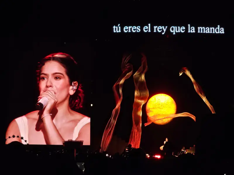 Rosalía arranca su LUX Tour en México con una noche de perlas tapatías