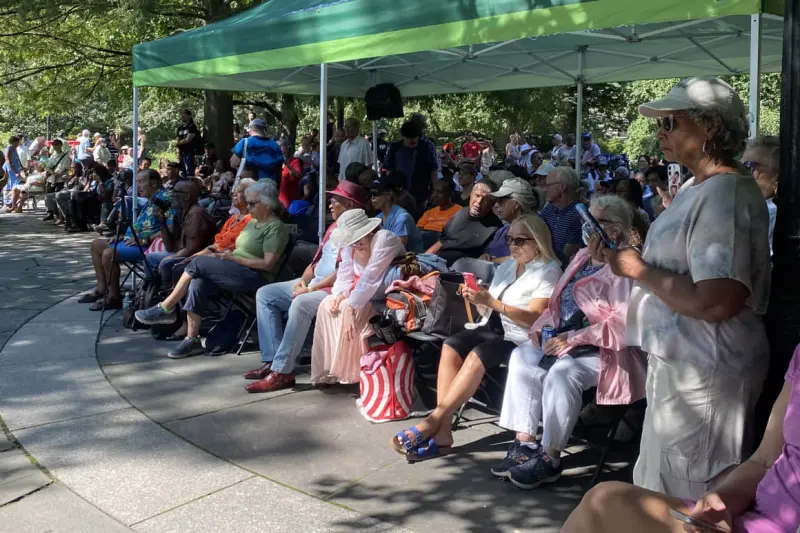 Pone a bailar Ray Delgado a cientos con salsa en Central Park