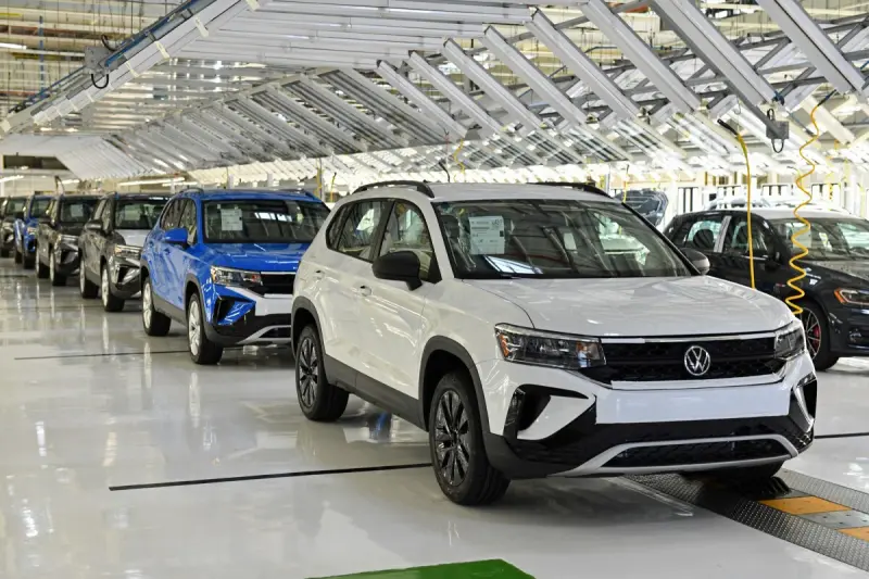 Volkswagen echó a la calle a mil 200 técnicos al cancelar un turno en la línea Tiguan y Jetta