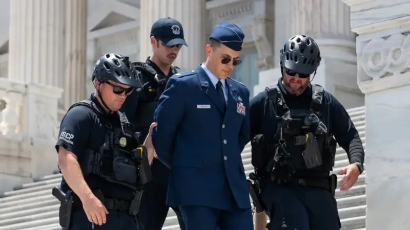 Detienen nuevamente al militar estadounidense Jason Watson tras criticar a Donald Trump, luego de que el mayor de la Fuerza Aérea se negara a volver a usar el uniforme durante su servicio