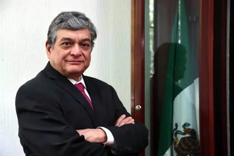 Presenta consejero del INE examen de la UNAM