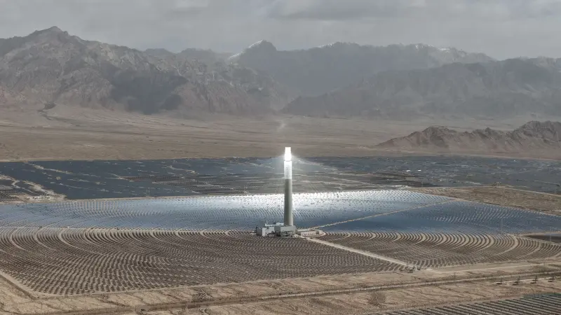 A más de 4 mil metros de altura, China construyó una planta termosolar con 15,927 espejos que concentran el Sol en una torre y almacenan el calor para generar electricidad incluso después del atardecer