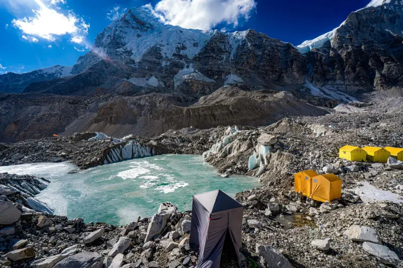El campamento base del Everest se está derritiendo. La orina humana contribuye a ello