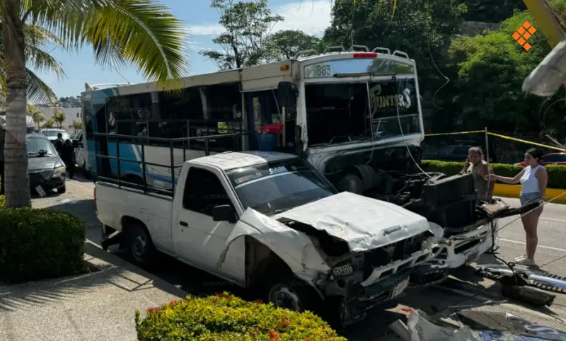 Choca camión de transporte público contra 7 autos en Acapulco; 4 heridos