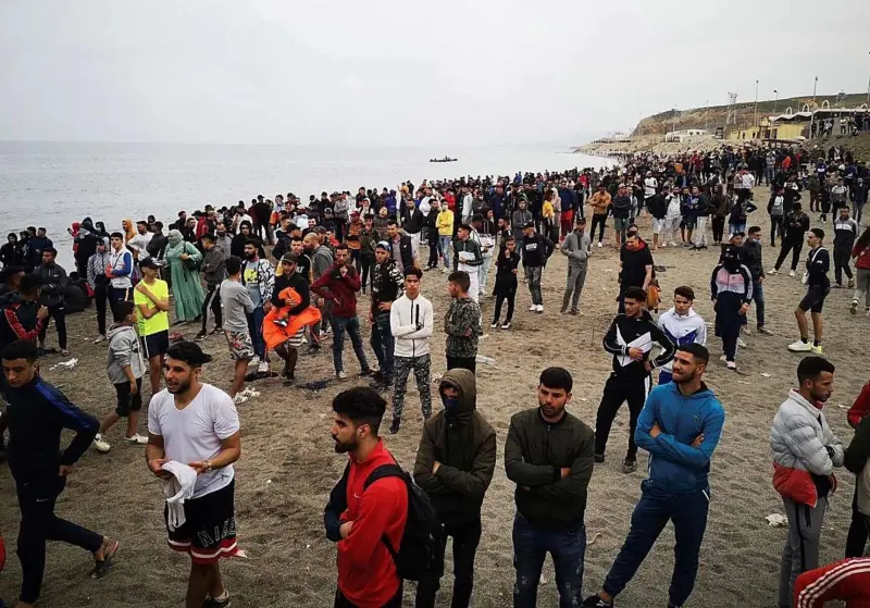 El futuro de los migrantes en Ceuta enfrenta dos modelos opuestos de respuesta política