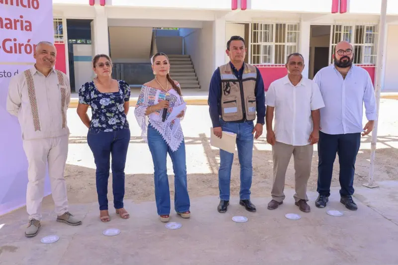 Supervisa Evelyn construcción de edificio de primaria en Acapulco