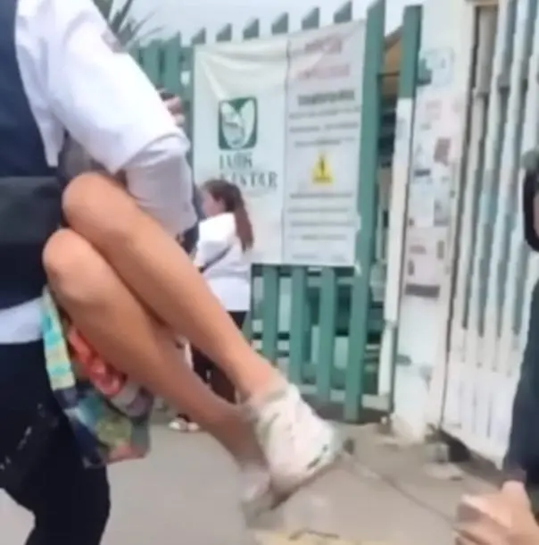 Rescatan a dos niñas por posible intoxicación con gas en Neza