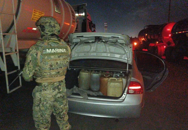 Detienen a hombre por extraer combustible de una pipa en Rosarito