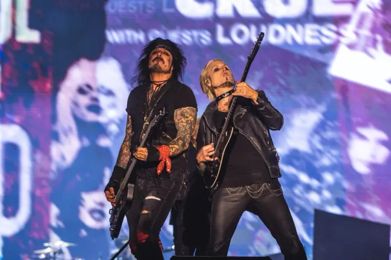 Fenapo supera los 300 mil visitantes y cierra jornada con Mötley Crüe