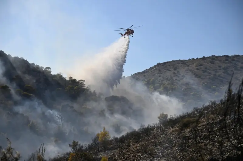 Los bomberos luchan contra enormes incendios forestales en Bélgica y Grecia; dos personas mueren en una isla cerca de Atenas