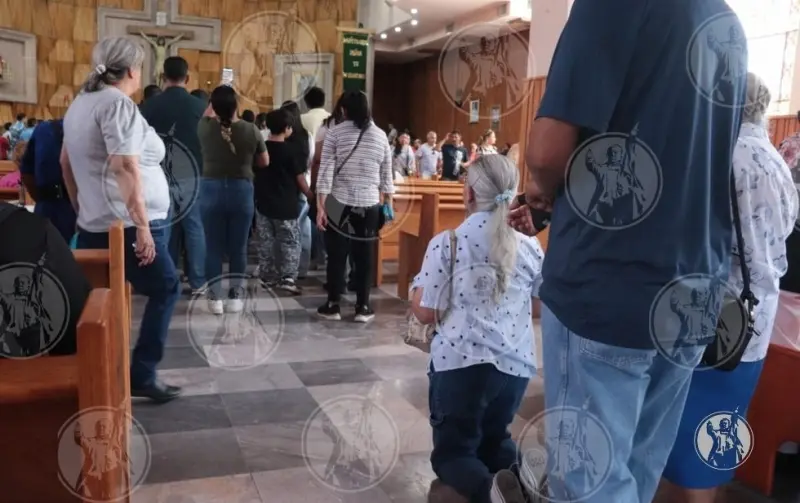 Llegan de rodillas al altar