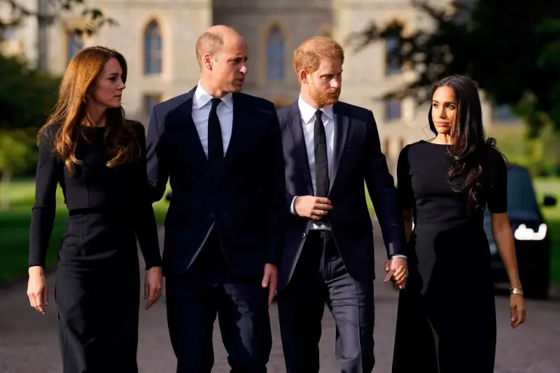 La vuelta de los Sussex al Reino Unido pondrá a prueba la frágil relación entre Enrique y Guillermo