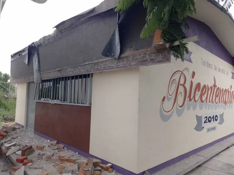 Colapsa aula de secundaria en Tuna Manza, San Juan del Río