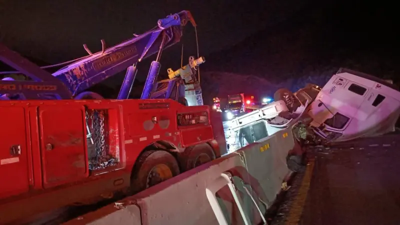 Volcadura de tráiler cierra por horas la autopista Los Chorros, en Arteaga (video)