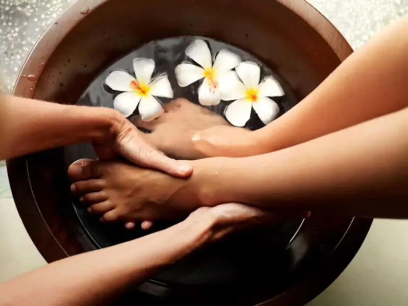 Lavarse los pies con agua caliente y sal: para qué sirve y cuándo hacerlo