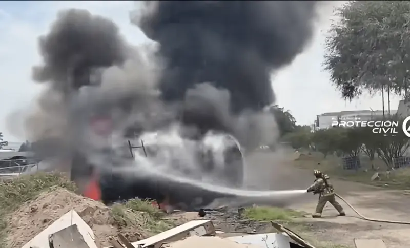 Atienden incendio de contenedor en la carretera estatal 500 en El Marqués; cuerpos de emergencia realizan labores de enfriamiento