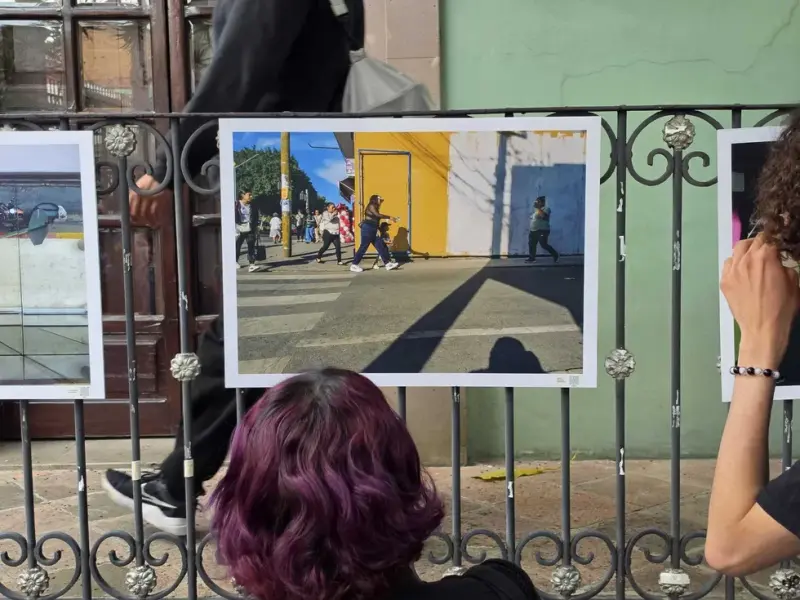 Fotógrafos de Querétaro exploran el autorretrato urbano en el CQI